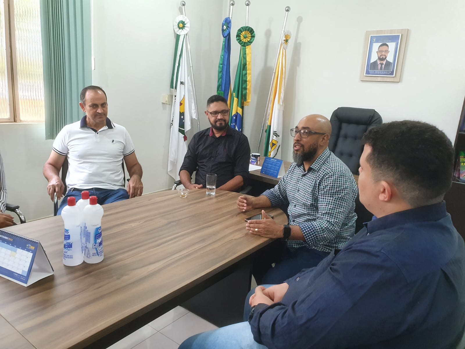 Presidente Samuka Carvalho realiza reunião com servidores da Casa e convida pastor à participar