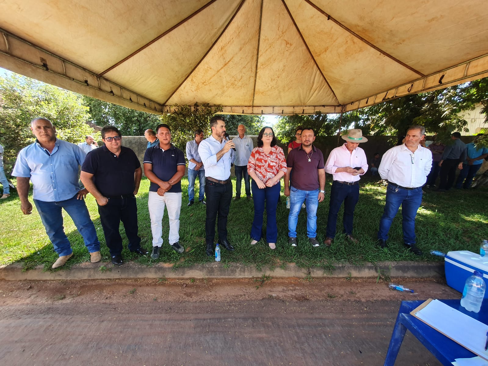 Vereadores participam da assinatura da Ordem de Serviço para pavimentação asfáltica no bairro Primavera